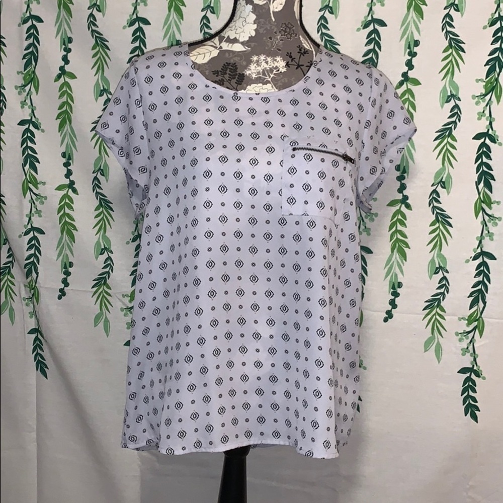 EUC Size Medium Maurices shirt w/ zippered pocket